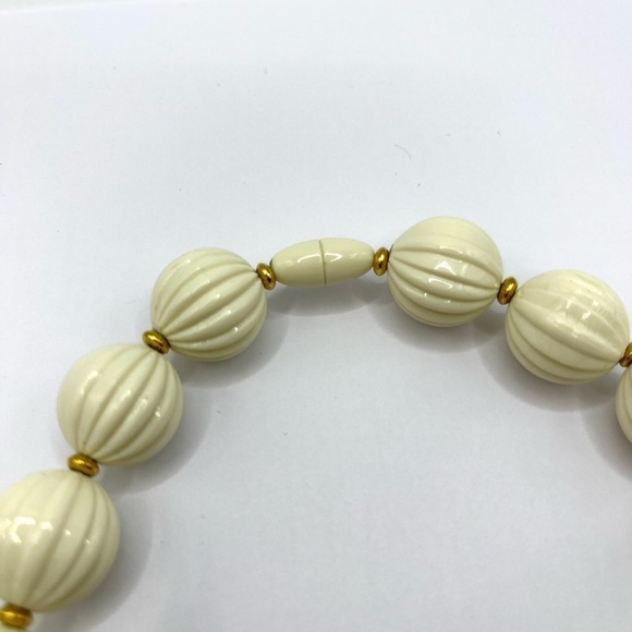 Large Plastic cream Round Textured Beads Necklace with gold tone beads 24” - Picture 6 of 7
